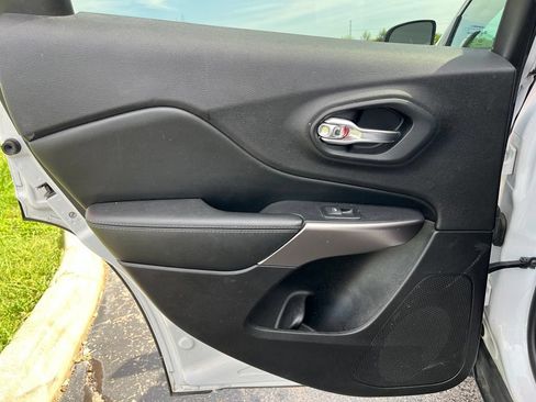 Used 2019 Jeep Cherokee Latitude w/ Popular Appearance Group AWD/4WD image 18