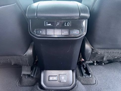 Used 2023 Toyota Highlander Limited FWD image 31