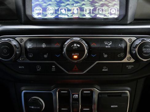 Used 2022 Jeep Wrangler Unlimited Sahara w/ Cold Weather Group AWD/4WD image 18