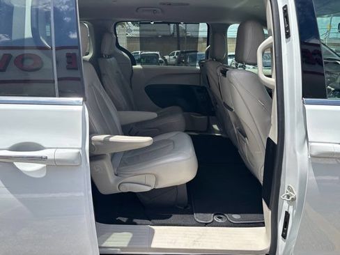 Used 2019 Chrysler Pacifica Touring-L Plus w/ Tire & Wheel Group FWD image 69