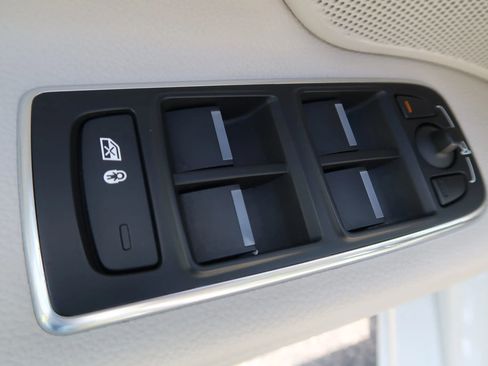 Used 2017 Jaguar XF Prestige image 27