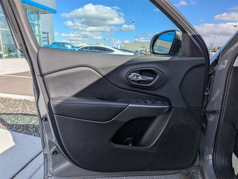 Used 2019 Jeep Cherokee Latitude Plus w/ Cold Weather Group image 10