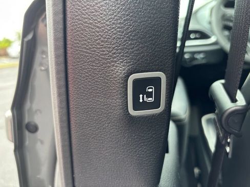 Used 2025 Chrysler Pacifica Limited FWD image 18