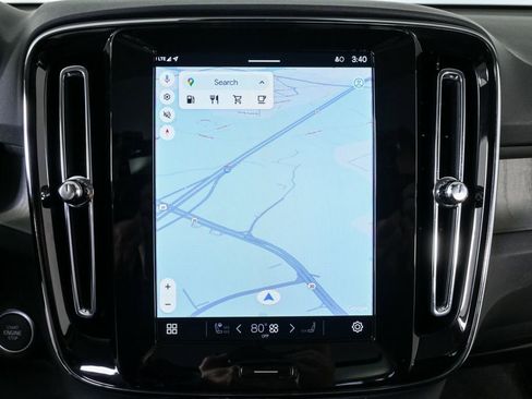 Used 2025 Volvo XC40 B5 Plus image 16