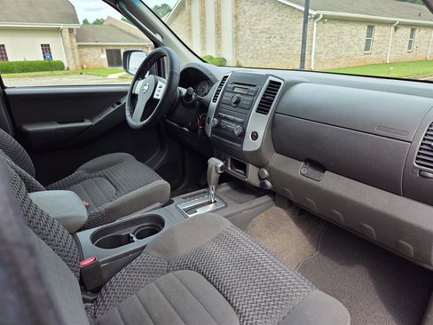 Used 2010 Nissan Frontier SE w/ SE Value Truck Pkg RWD image 27