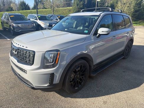 Used 2022 Kia Telluride EX w/ EX Premium Package image 3
