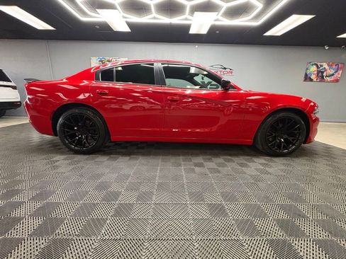 Used 2018 Dodge Charger SXT w/ Blacktop Package RWD image 12