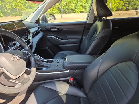 Used 2023 Toyota Highlander XLE FWD image 9