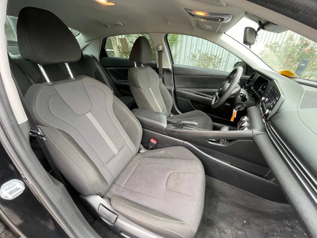 Used 2025 Hyundai Elantra SE FWD image 30
