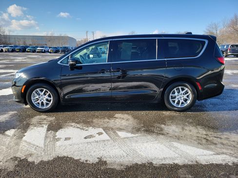 Used 2024 Chrysler Pacifica Touring-L image 8