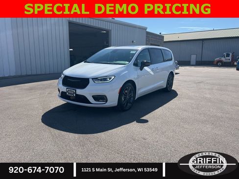 New 2026 Chrysler Pacifica Select image 3