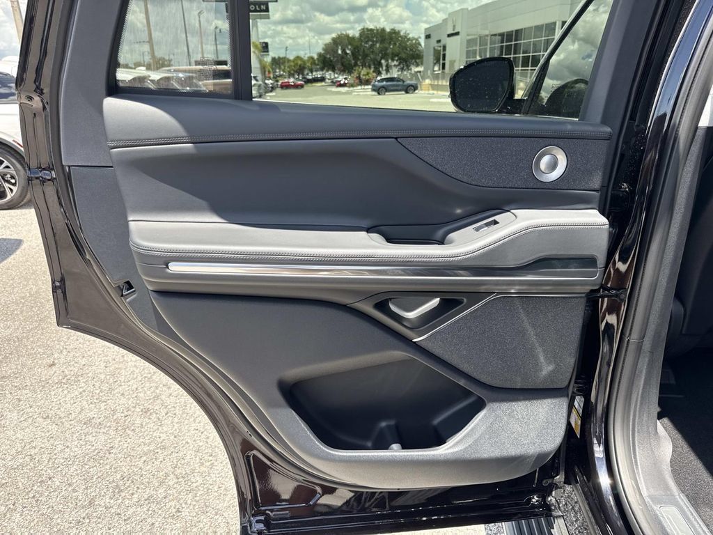 New 2026 Lincoln Navigator Reserve AWD/4WD image 13