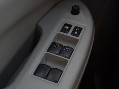 Used 2015 Nissan Quest SV image 9