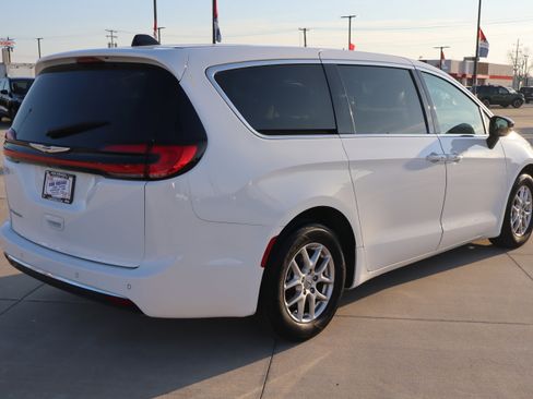 Used 2024 Chrysler Pacifica Touring-L image 6