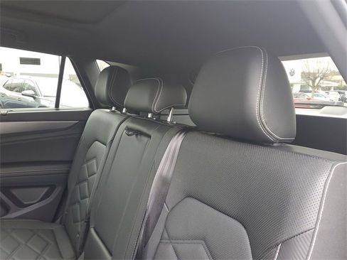 Certified 2025 Volkswagen Atlas Cross Sport SE w/ Panoramic Sunroof Package image 9