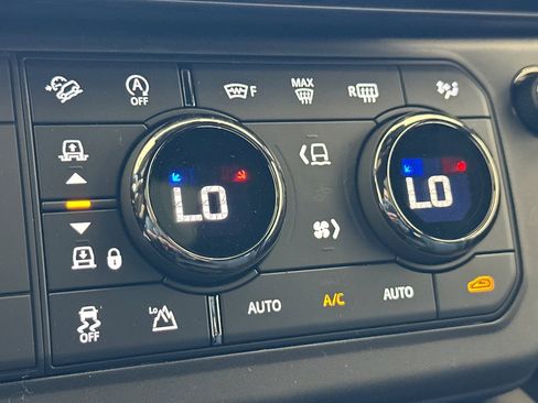 New 2026 Land Rover Defender 110 OCTA AWD/4WD image 18