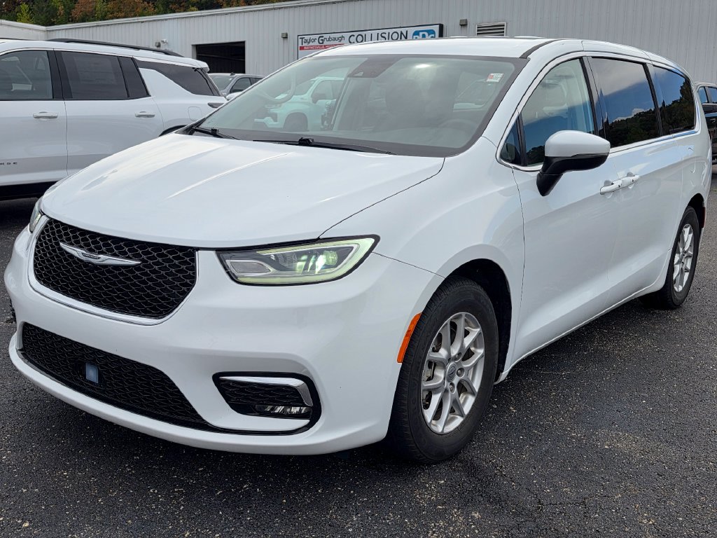 Used 2023 Chrysler Pacifica Touring-L FWD image 4