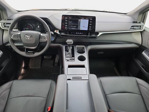 Used 2022 Toyota Sienna XSE image 9