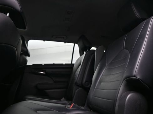 Used 2021 Toyota Highlander XLE FWD image 12