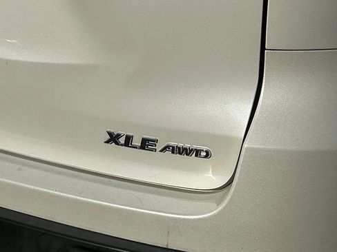 Used 2016 Toyota Highlander XLE AWD/4WD image 15