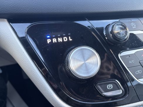 Used 2018 Chrysler Pacifica Touring-L image 28