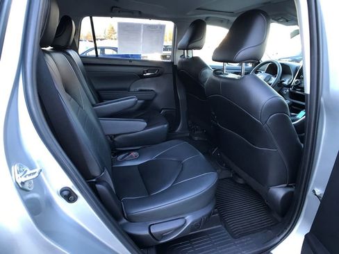 Used 2023 Toyota Highlander XLE image 32