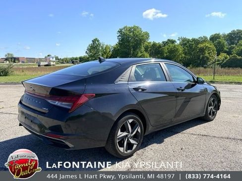 Used 2022 Hyundai Elantra Limited w/ Preferred Accessory Package FWD image 5
