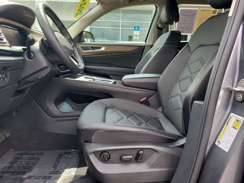 Used 2024 Volkswagen Atlas SE FWD image 16