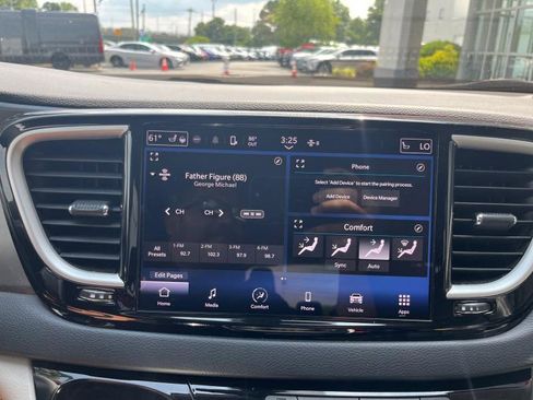 Used 2023 Chrysler Pacifica Touring-L image 18