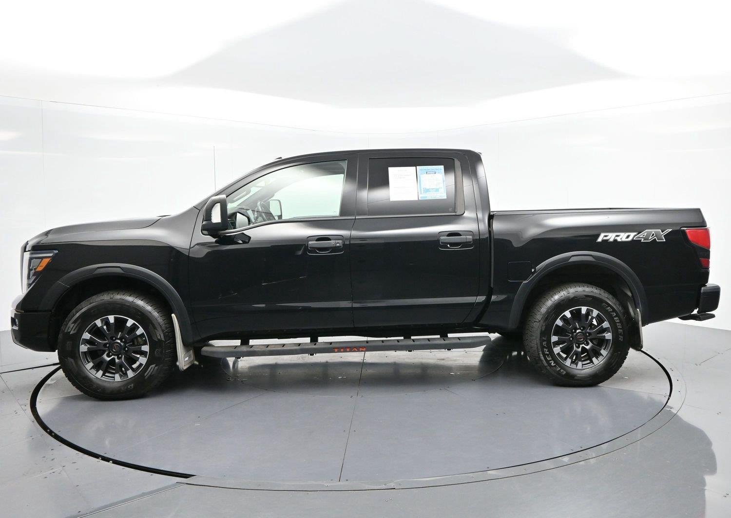 Used 2021 Nissan Titan PRO-4X w/ Pro-4x Convenience Package AWD/4WD image 4