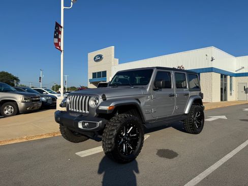Used 2018 Jeep Wrangler Unlimited Sahara AWD/4WD image 4