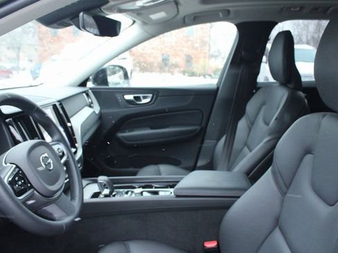 Used 2025 Volvo XC60 B5 Plus image 12