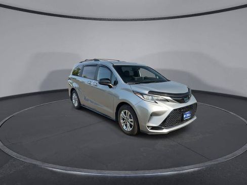 Used 2022 Toyota Sienna XSE w/ XSE Plus Package AWD/4WD image 2