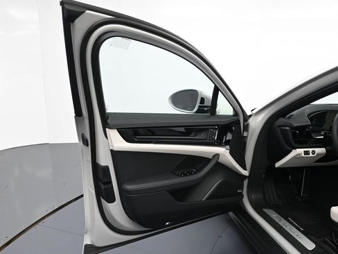 Certified 2026 Porsche Panamera image 15