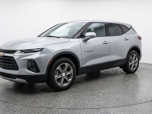 Used 2025 Chevrolet Blazer LT FWD image 3