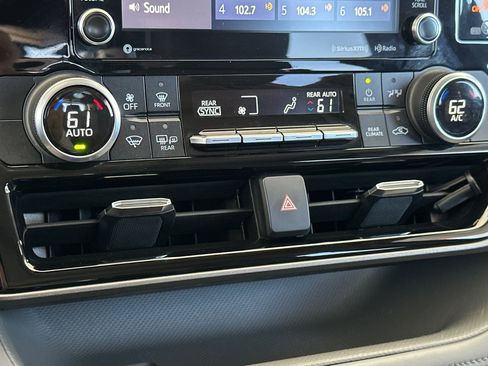 Used 2022 Toyota Highlander LE AWD/4WD image 20