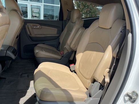 Used 2009 Chevrolet Traverse LT FWD image 12