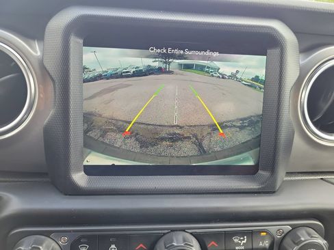 Used 2020 Jeep Wrangler Unlimited Sahara w/ Uconnect 4C Nav & Sound Group AWD/4WD image 33