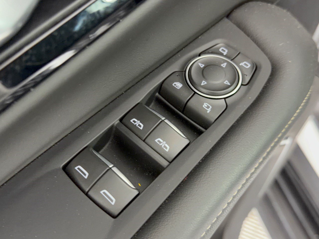 Used 2025 Chevrolet Tahoe Premier AWD/4WD image 15