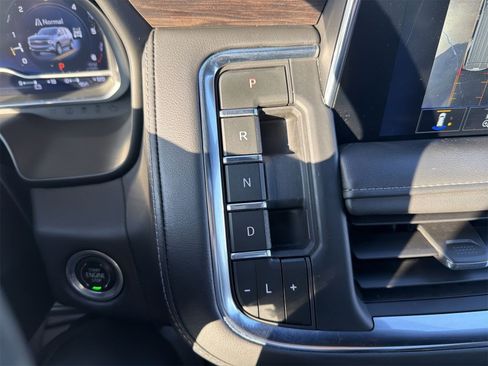 Used 2023 Chevrolet Suburban Z71 w/ Luxury Package image 15