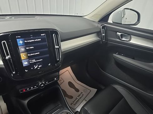 Used 2022 Volvo XC40 T5 Momentum w/ Climate Package image 24