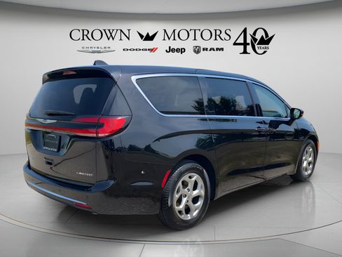 Used 2024 Chrysler Pacifica Limited FWD image 5