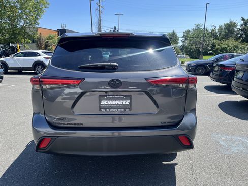 Used 2020 Toyota Highlander LE AWD/4WD image 4