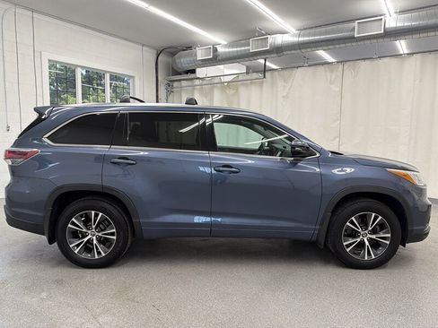 Used 2016 Toyota Highlander XLE AWD/4WD image 4