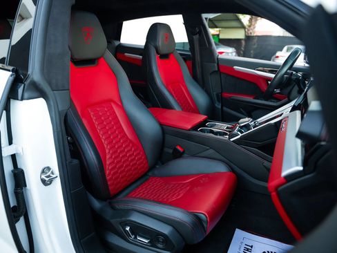 Used 2021 Lamborghini Urus AWD/4WD image 28