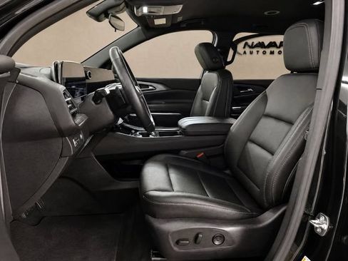 Used 2025 Chevrolet Traverse LT FWD image 15