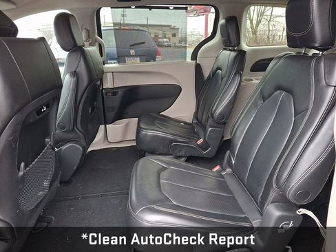 Used 2023 Chrysler Pacifica Touring-L image 10