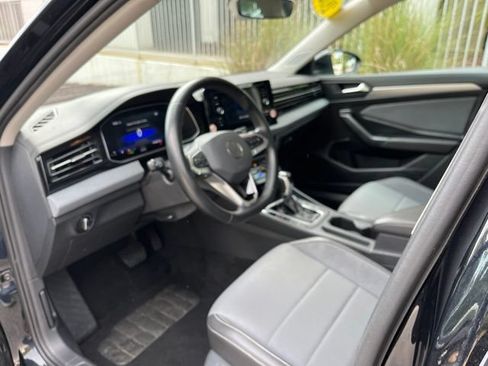 Used 2025 Volkswagen Jetta SE FWD image 6
