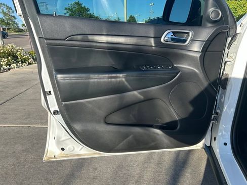 Used 2019 Jeep Grand Cherokee Laredo AWD/4WD image 9