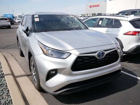 Used 2023 Toyota Highlander XLE AWD/4WD image 3